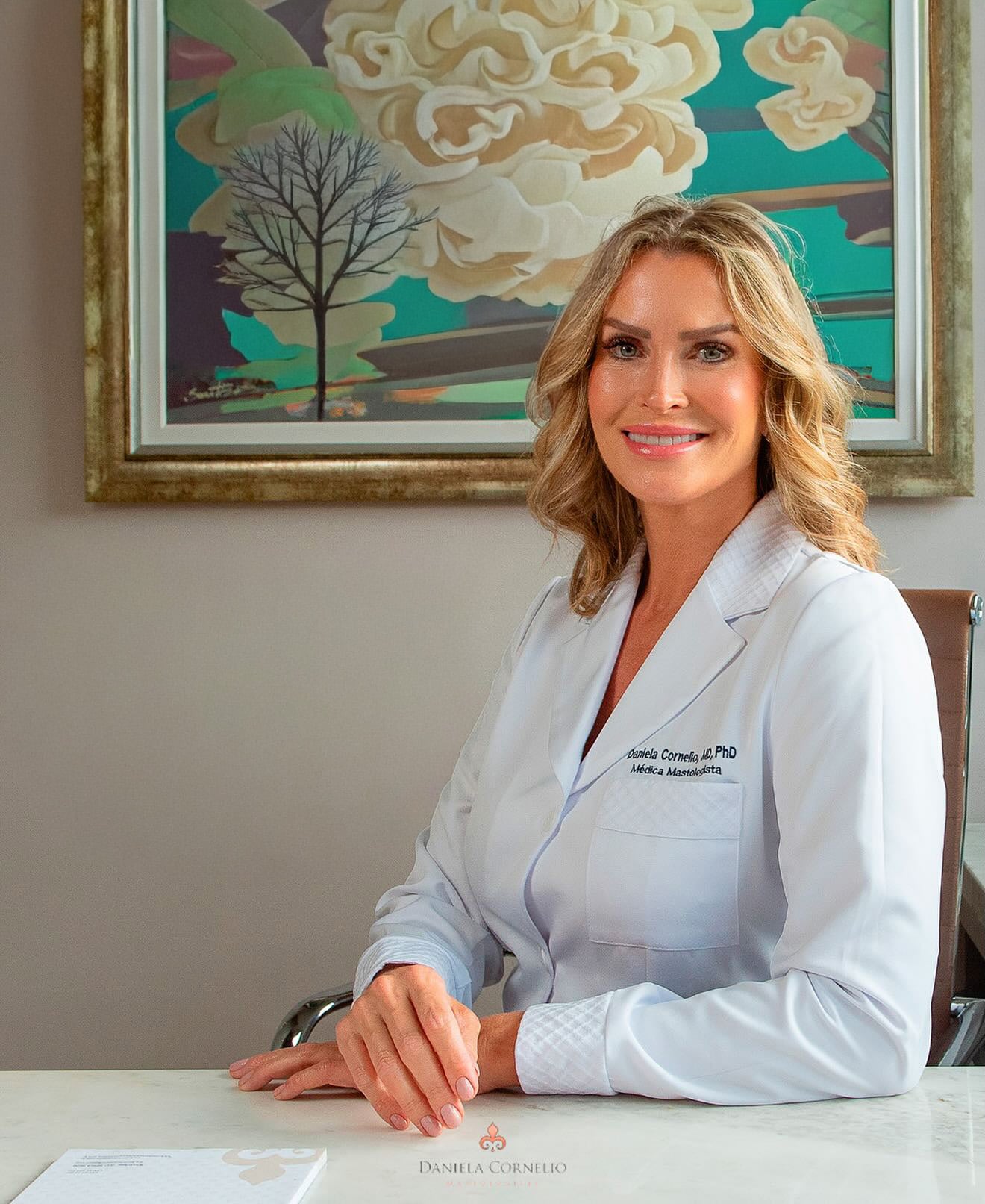 Dr. Daniela Cornélio em foto do case para pacientes dos EUA